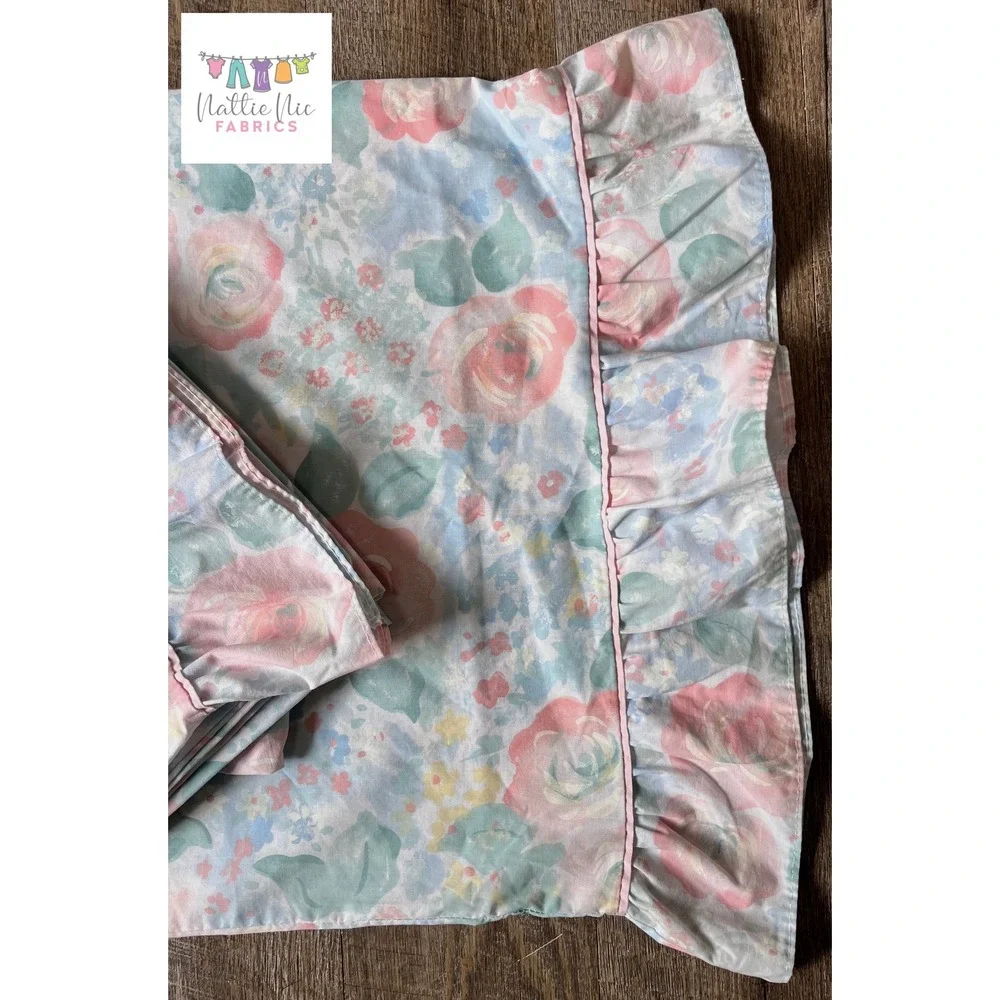 Vintage Pair of ruffled pillowcases, 1980's‎ floral